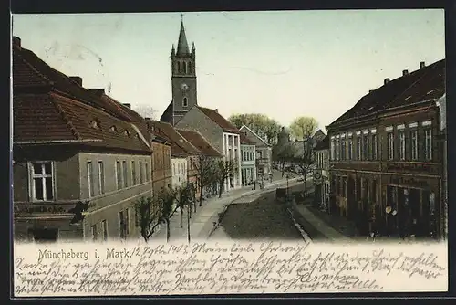 AK Müncheberg / Mark, Strassenpartie mit Kirchturm