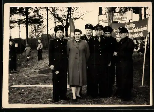 Fotografie DDR Reichsbahn, Eisenbahner in Uniform bei einer Kundgebung am 1.Mai 1960