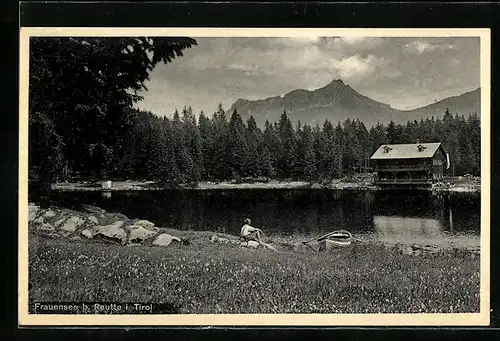 AK Lechaschau, Frauensee, Ein Ruderer macht Pause am Ufer des Sees