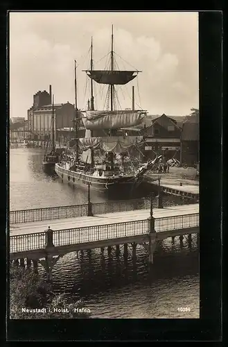 AK Neustadt /Holst., Hafenpartie mit Brücke und Dreimaster