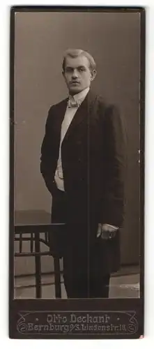 Fotografie Otto Dechant, Bernburg, Portrait blonder Mann mit Fliege im Anzug