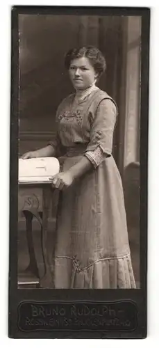 Fotografie Bruno Rudolph, Rosswein, Portrait schöne Frau im Kleid mit Stickerei