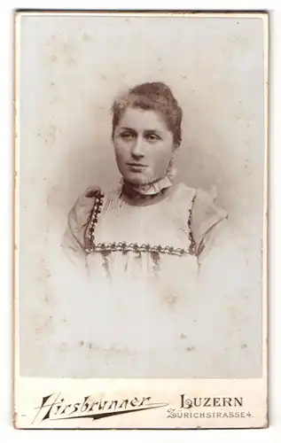 Fotografie Hirsbrunner, Luzern, Portrait hübsche Frau im weissen Kleid