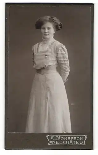 Fotografie A. Monbaron, Neuchatel, Portrait schöne Frau im weissen Kleid