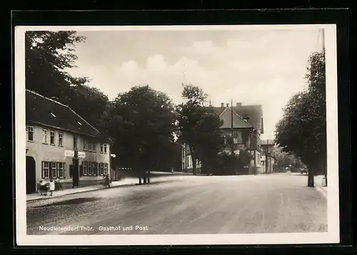 AK Neudietendorf /Thür., Gasthof und Post, Strassenpartie