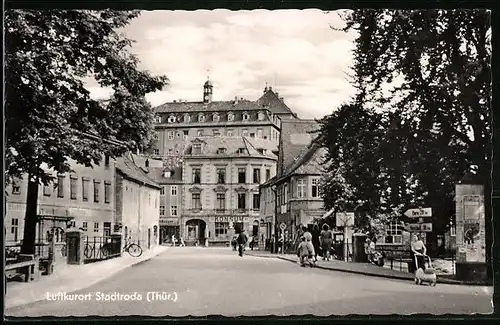 AK Stadtroda /Th., Strassenpartie mit Konsum-Geschäft und Passanten