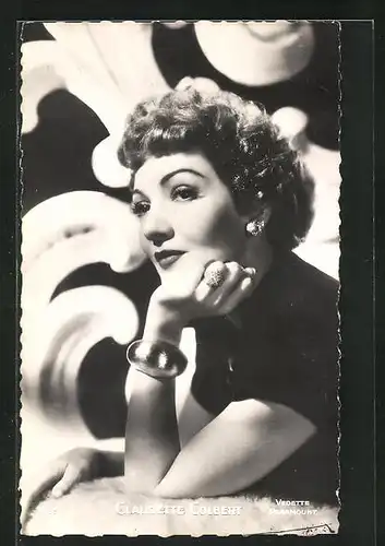 AK Schauspielerin Claudette Colbert mit aufgestütztem Kopf