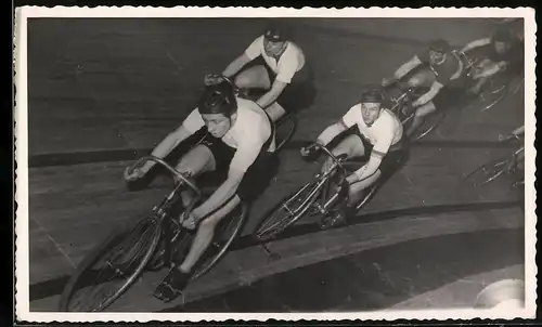 Fotografie unbekannter Fotograf, Ansicht Berlin-Prenzlauer Berg, Bahnrad Fahrrad-Rennen in der Werner-Seelenbinder-Halle