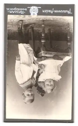 Fotografie Photograph. Atelier, Potsdam, Brandenburgerstr. 30, Fraunekopf im Jugendstil mit Monogramm