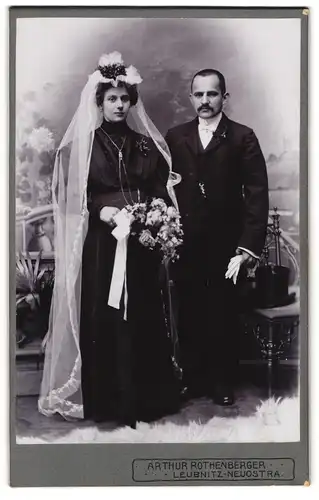 Fotografie Arthur Rothenberg, Leubnitz-Neuostra, sächsiches Hochzeitspaar im schwarzen Brautkleid und Anzug