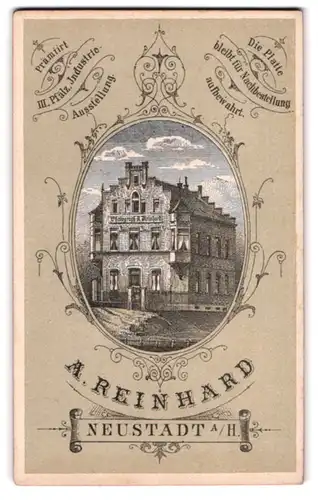 Fotografie A. Reinhard, Neustadt a. H., Ansicht Neustadt a. H., das Ateliersgebäude mit Aufschrift des Fotografen Namen