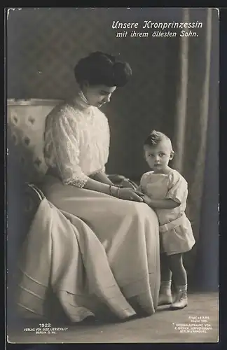 AK Kronprinzessin Cecilie gemeinsam mit dem ältesten Sohn auf dem Sofa sitzend