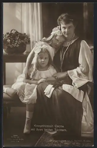 AK Kronprinzessin Cecilie mit ihren beiden Töchtern auf einem Sofa