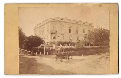 Fotografie Heinrich Krappek, Marburg, Ansicht Bad Gleichenberg, Blick auf die Vill Suess mit Kutsche