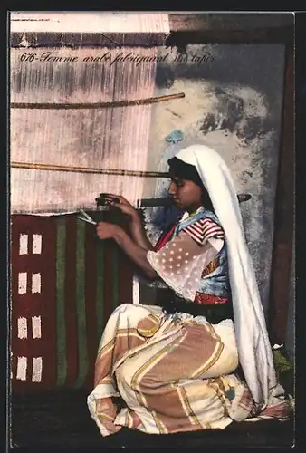 AK Femme arabe fabriquant un tapis