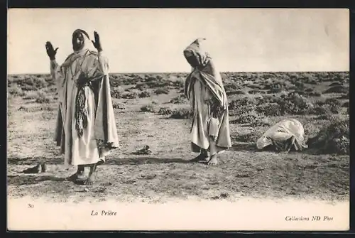 AK La Prière, Drei Männer in verschiedenen Positionen beim Beten