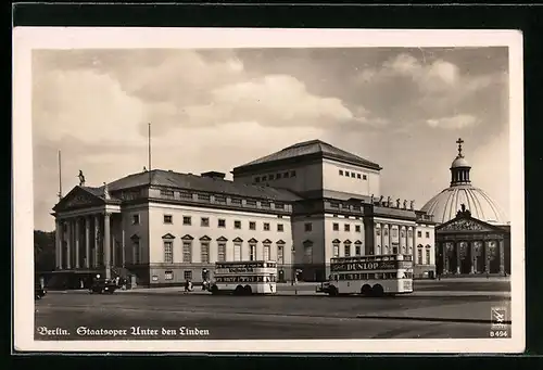 AK Berlin, Autobusse vor der Staatsoper Unter den Linden