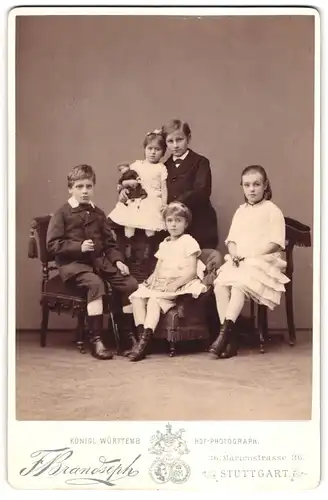 Fotografie F. Brandseph, Stuttgart, fünf Kinder in feinen Kleidern mit Puppe und Spielzeug Gewehr