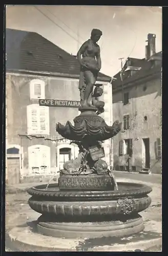 Foto-AK Senones, Cafe Restaurant und Brunnen