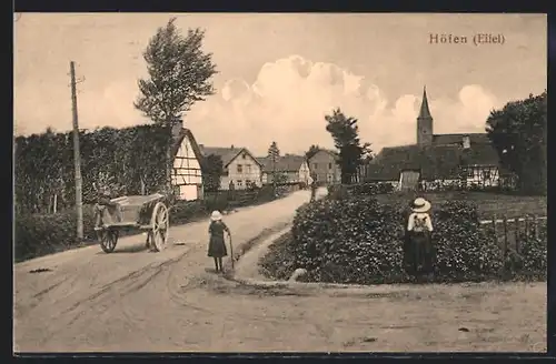 AK Höfen / Eifel, Blick in den Ort mit Kindern