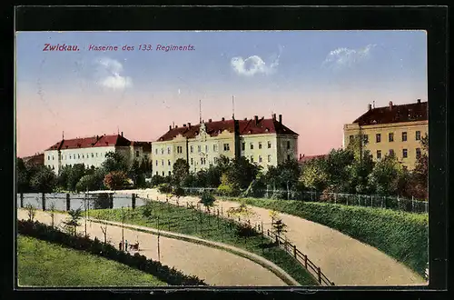 AK Zwickau, Kaserne des 133. Regiments, Blick auf Gebäude am Teichufer