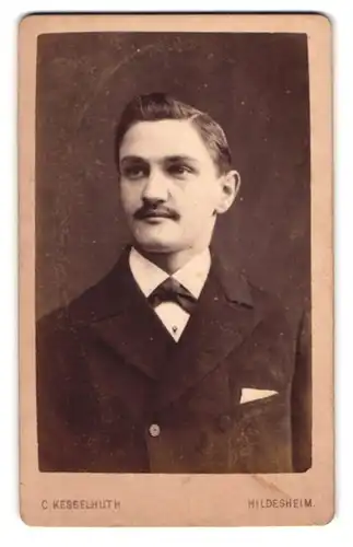 Fotografie C. Kesselhuth, Hildesheim, Portrait junger Mann im Anzug mit Schnauzbart