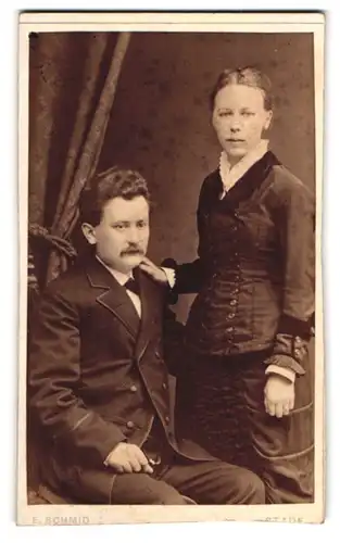 Fotografie E. Schmid, Stade, Portrait Paar in Anzug und Kleid