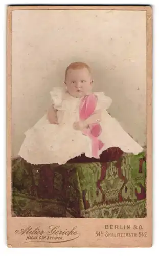 Fotografie Atelier Gericke, Berlin, Skalitzerstr. 54, Kleinkind in weissen Kleid mit rosa Schleife