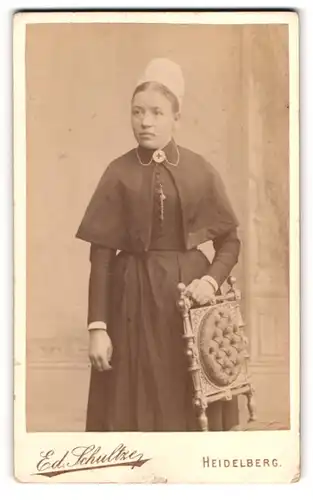 Fotografie Ed. Schultze, Heidelberg, junge Rot Kreuz Krankenschwester mit Haube