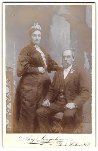 Fotografie Aug. Langerhans, Stade, Hochzeitspaar im schwazen Brautkleid und Herr im Anzug