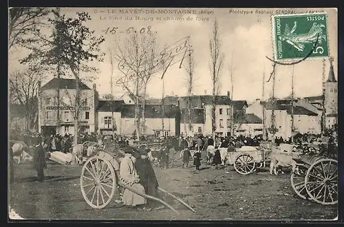 AK Le Mayet-de-Montagne, Le fond du Bourg et champ de foire