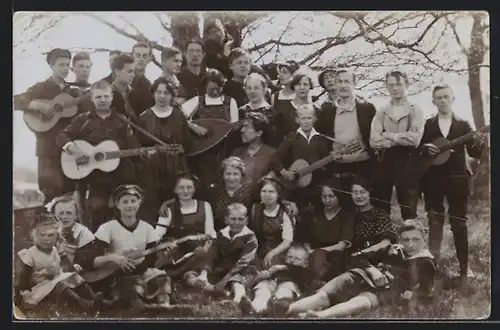 Foto-AK Wandervögelgruppe mit Instrumenten