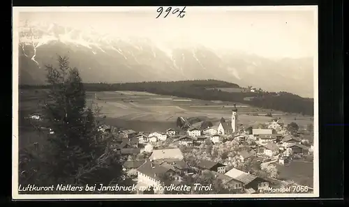 Foto-AK Natters bei Innsbruck, Gesamtansicht mit Kirche und Nordkette