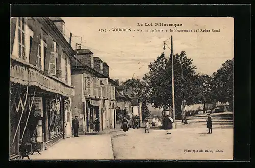 AK Gourdon, Avenue de Sarlat et la Promenade de l`Arbre Rond