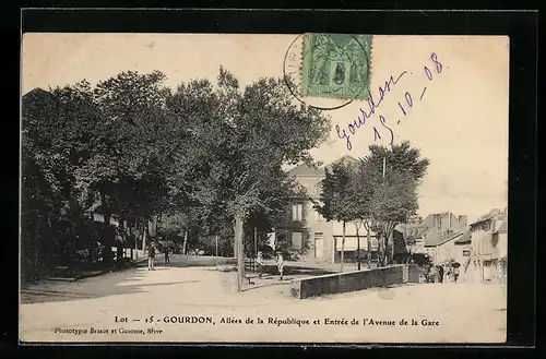 AK Gourdon, Allées de la république et entrée de l`avenue de la gare