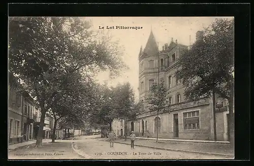 AK Goudron, Le Tour de Ville, personnes dans la rue