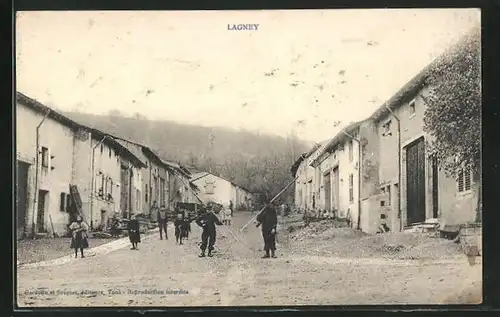 AK Lagney, Strassenansicht mit Soldaten