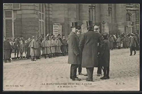 AK Paris, La Manifestation du 1e Mai a Paris, A la Mairie du Ve