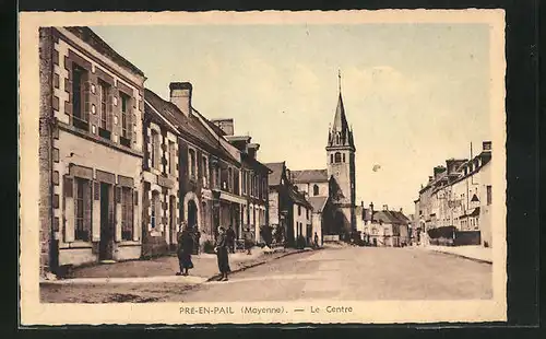 AK Pré-en-Pail, Le Centre, Strassenpartie mit Blick zur Kirche