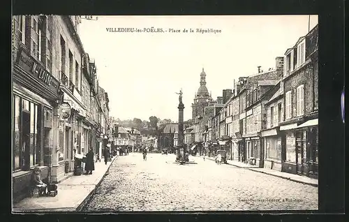 AK Villedieu-les-Poeles, Place de la République