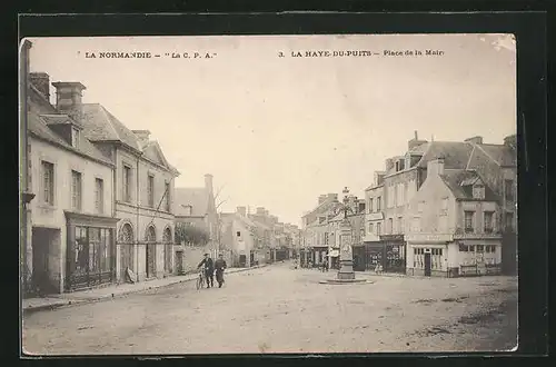 AK La Haye-du-Puits, Place de la Mairie