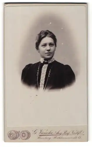 Fotografie G. Vierecke, Hamburg, Portrait schönes Fräulein im schwarzen Kleid