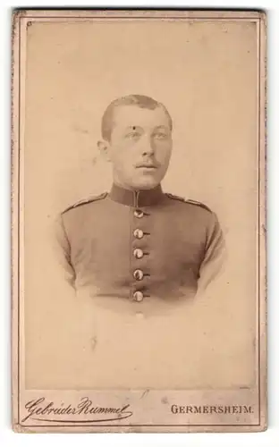 Fotografie Gebrüder Rummel, Germersheim, Portrait Soldat in Uniform