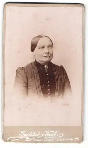 Fotografie Institut Fath, Halberstadt, Portrait ältere Dame im eleganten Kleid mit Kragenbrosche