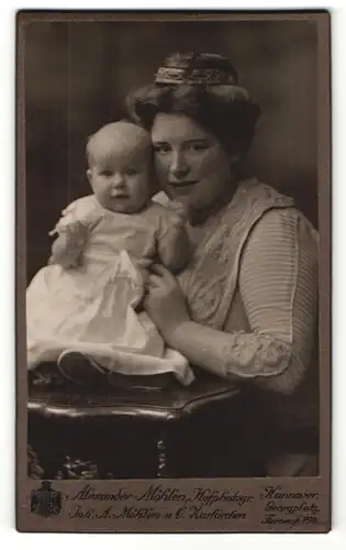 Fotografie Alexander Möhlen, Hannover, Portrait dunkelhaarige Dame mit Kleinkind im Arm