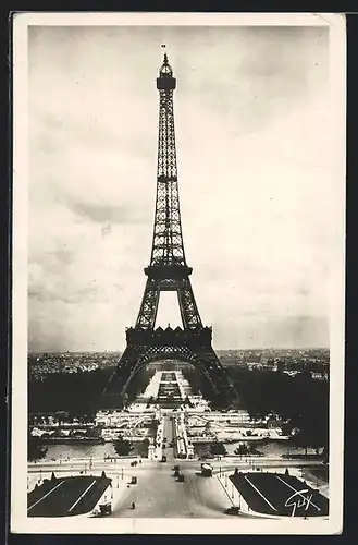 AK Paris, La Tour Eiffel, Eiffelturm mit Brücke und Autos