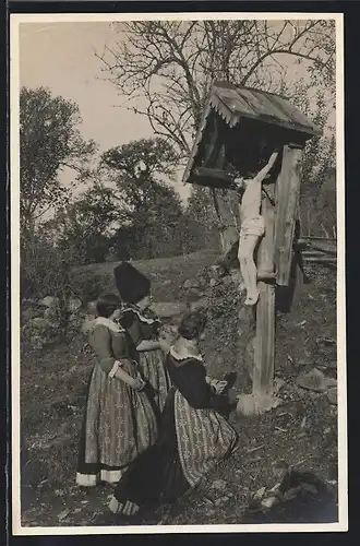 AK Panorama di Merano, Drei Frauen am Wegekreuz