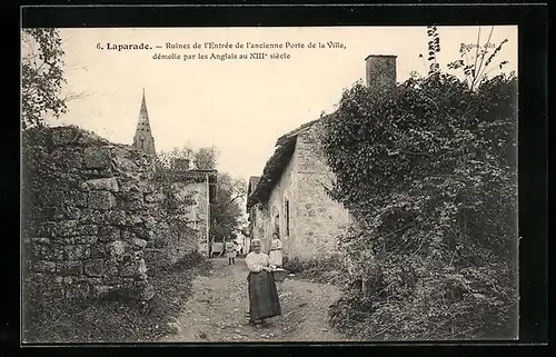 AK Laparade, Ruines de l`Entrée de l`ancienne Porte de la Ville, demolé par les Anglais