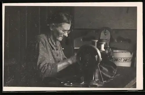 Fotografie Hausfrau bei Arbeit mit Nähmaschine, Sewing Machine