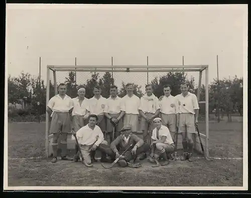 Fotografie unbekannter Fotograf, Ansicht Berlin-Marienfelde, Hockey-Mannschaft des VfB nach 3:0 Sieg gegen Deutsche Bank